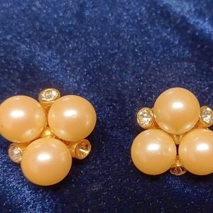 Vintage earrings pearl with gold color
